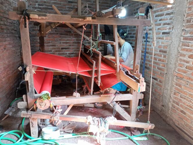 
Orang sedang menenun kain troso | photo by Zulfa Zuroida (dok.pribadi)