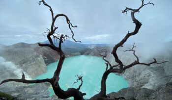 pesona kawah ijen yang bisa kamu nikmati lewat traveling murah