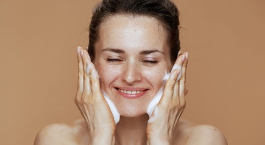 Membersihkan kulit wajah kusam dengan facial wash