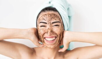 Ilustrasi penggunaan eksofiliasi untuk mengatasi wajah kusam