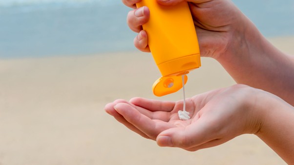 Ilustrasi penggunaan sunscreen untuk mengatasi wajah kusam