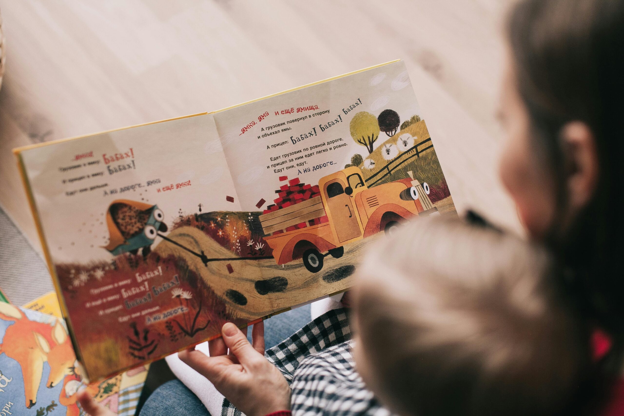 Membaca Buku bersama untuk Menstimulasi otak anak