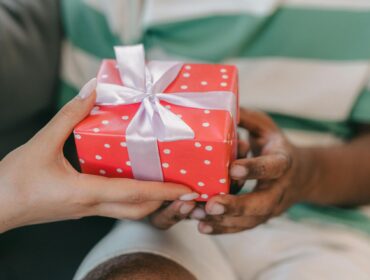 Ide Kado Valentine untuk Pria | Photo by SHVETS production: Pexels